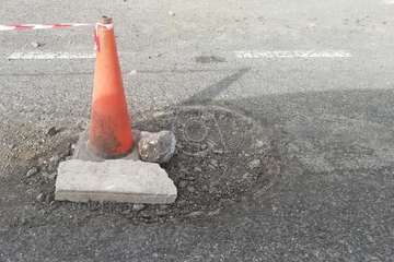 Caserones Altos coloca conos en una calle para advertir del peligro de los socavones/TA.