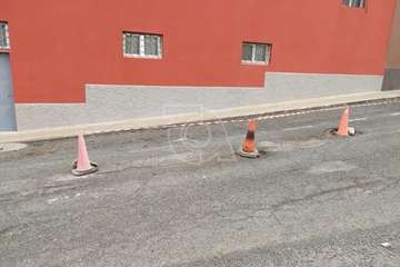 Caserones Altos coloca conos en una calle para advertir del peligro de los socavones/TA.