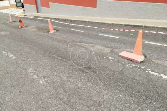 Caserones Altos coloca conos en una calle para advertir del peligro de los socavones/TA.