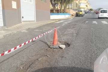 Caserones Altos coloca conos en una calle para advertir del peligro de los socavones/TA.