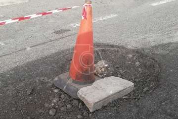 Caserones Altos coloca conos en una calle para advertir del peligro de los socavones/TA.