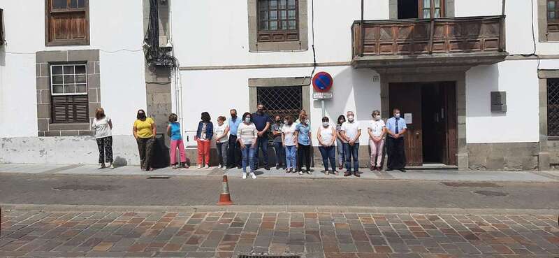 Imagen de la concentración a las puertas de las dependencias municipales de San Juan