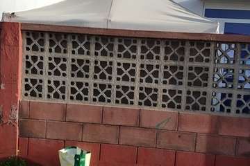  Botellones nocturnos en la explanada del Consultorio Médico de Las Longueras (Telde)/TA.