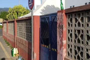  Botellones nocturnos en la explanada del Consultorio Médico de Las Longueras (Telde)/TA.