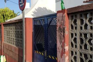  Botellones nocturnos en la explanada del Consultorio Médico de Las Longueras (Telde)/TA.