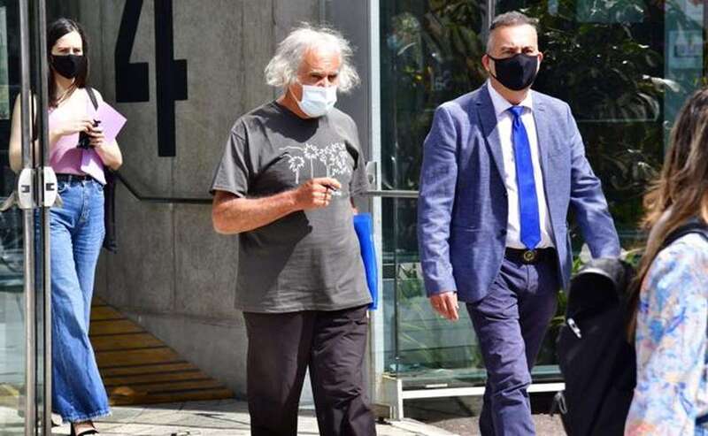 El padre Báez, ayer a la salida de la Ciudad de la Justicia junto a su letrado Juan José Sánchez Limiñana/Arcadio Suárez/C7.