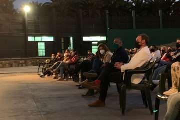 Humor y fuegos artificiales en Telde en la Noche de San Juan/TA.