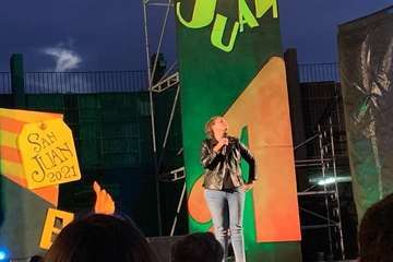 Humor y fuegos artificiales en Telde en la Noche de San Juan/TA.