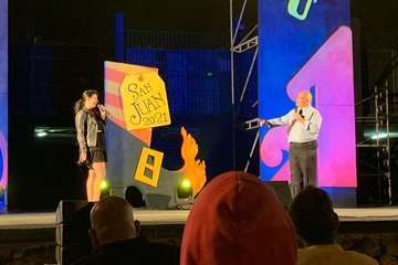 Humor y fuegos artificiales en Telde en la Noche de San Juan/TA.