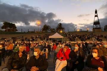 Humor y fuegos artificiales en Telde en la Noche de San Juan/TA.
