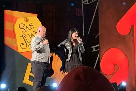 Humor y fuegos artificiales en Telde en la Noche de San Juan/TA.