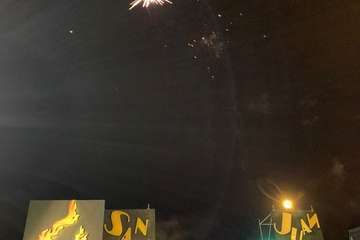 Humor y fuegos artificiales en Telde en la Noche de San Juan/TA.