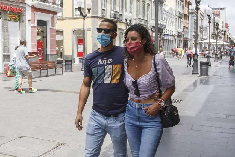 Pareja paseando por Triana/Acfi Press.