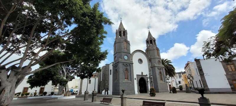 Imagen de la plaza y Basílica de San Juan / Jesús Ruiz