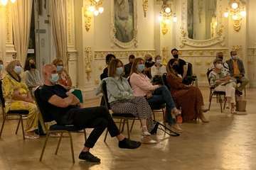 Presentación del libro Poemas Enjaulados en el Gabinete Literario, traducido al español por una vecina de Telde/TA,