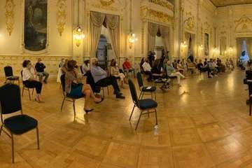 Presentación del libro Poemas Enjaulados en el Gabinete Literario, traducido al español por una vecina de Telde/TA,