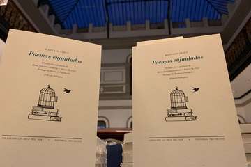 Presentación del libro Poemas Enjaulados en el Gabinete Literario, traducido al español por una vecina de Telde/TA,