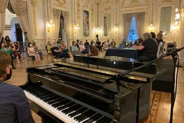 Presentación del libro Poemas Enjaulados en el Gabinete Literario, traducido al español por una vecina de Telde/TA,