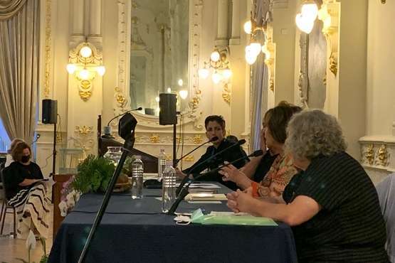 Presentación del libro Poemas Enjaulados en el Gabinete Literario, traducido al español por una vecina de Telde/TA,