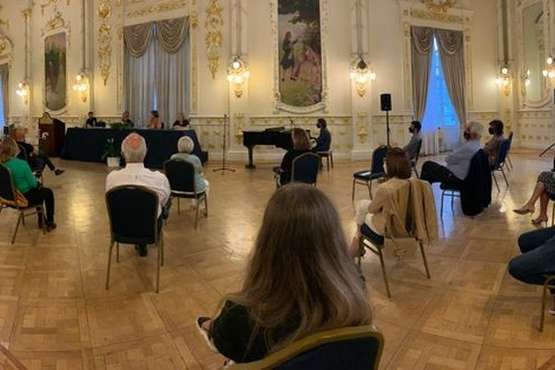 Presentación del libro Poemas Enjaulados en el Gabinete Literario, traducido al español por una vecina de Telde/TA,