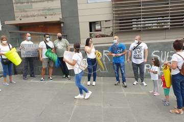 Concentración a las puertas de los juzgados de Telde por una ley antiokupas/TA.