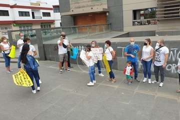 Concentración a las puertas de los juzgados de Telde por una ley antiokupas/TA.