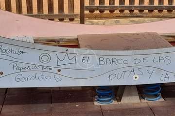 Pintadas y dibujos obscenos en el parque infantil del Contrapeso (Telde)/TA.