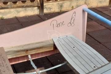 Pintadas y dibujos obscenos en el parque infantil del Contrapeso (Telde)/TA.