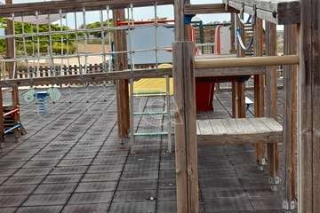 Pintadas y dibujos obscenos en el parque infantil del Contrapeso (Telde)/TA.