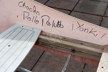 Pintadas y dibujos obscenos en el parque infantil del Contrapeso (Telde)/TA.