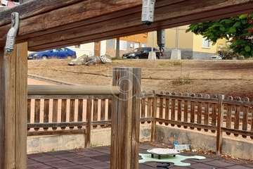 Pintadas y dibujos obscenos en el parque infantil del Contrapeso (Telde)/TA.