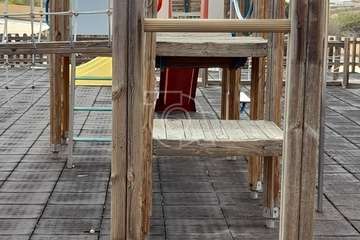 Pintadas y dibujos obscenos en el parque infantil del Contrapeso (Telde)/TA.