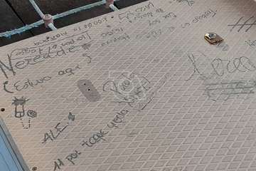 Pintadas y dibujos obscenos en el parque infantil del Contrapeso (Telde)/TA.