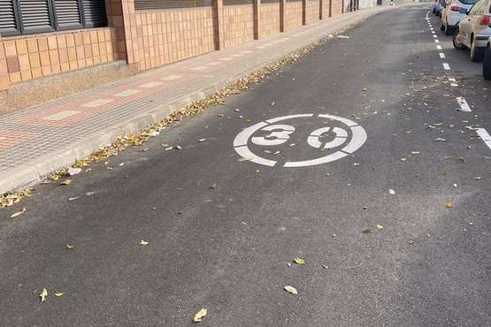 Vecinos y negocios reclaman la limpieza de la calle de Santiago Compostela (Telde)/TA.