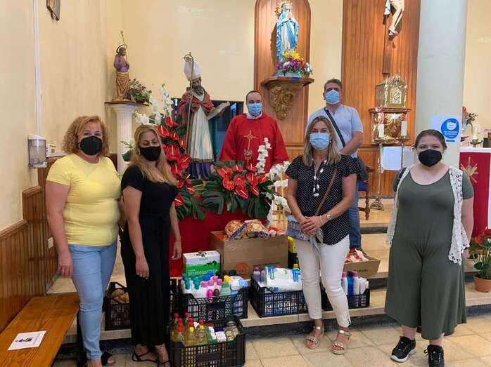 Ofrenda ante la imagen del santo patrono del pequeño pago teldense/TA.