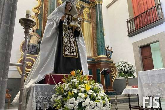 La Virgen del Carmen estrena traje y manto en su festividad en Los Llanos de Telde/Francisco Javier Santana.