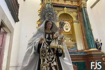 La Virgen del Carmen estrena traje y manto en su festividad en Los Llanos de Telde/Francisco Javier Santana.