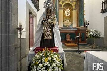 La Virgen del Carmen estrena traje y manto en su festividad en Los Llanos de Telde/Francisco Javier Santana.
