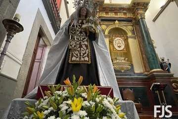 La Virgen del Carmen estrena traje y manto en su festividad en Los Llanos de Telde/Francisco Javier Santana.