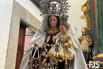 La Virgen del Carmen estrena traje y manto en su festividad en Los Llanos de Telde/Francisco Javier Santana.