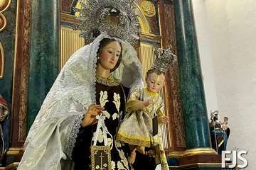 La Virgen del Carmen estrena traje y manto en su festividad en Los Llanos de Telde/Francisco Javier Santana.