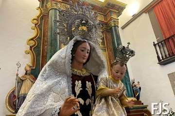 La Virgen del Carmen estrena traje y manto en su festividad en Los Llanos de Telde/Francisco Javier Santana.