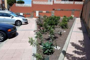 Los vecinos son los que han ajardinado esta parcela./Luis E. Socorro.