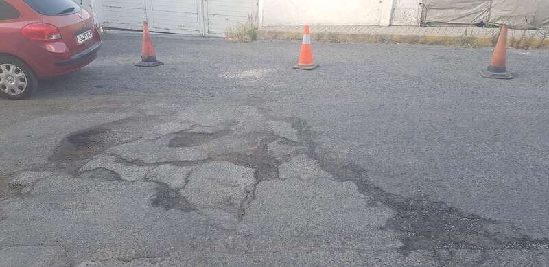 Imagen de los conos que los vecinos han colocado a modo de advertencia / TA