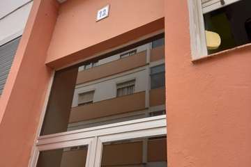  Vecinos de San Juan advierten del peligro de echar azufre en las calles contra el orín de los perros/TA.