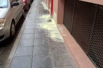  Vecinos de San Juan advierten del peligro de echar azufre en las calles contra el orín de los perros/TA.