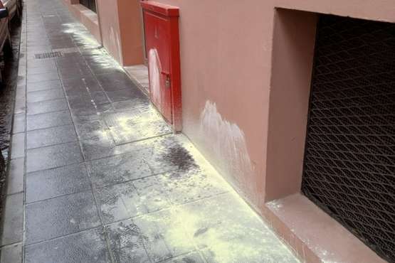  Vecinos de San Juan advierten del peligro de echar azufre en las calles contra el orín de los perros/TA.