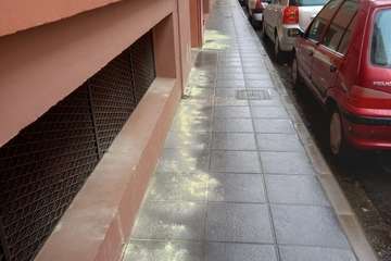  Vecinos de San Juan advierten del peligro de echar azufre en las calles contra el orín de los perros/TA.