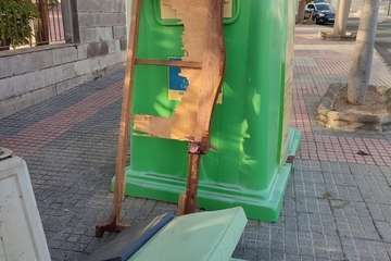 Vertido incontrolado de enseres domésticos a escasos metros de la Basílica de Telde/TA.