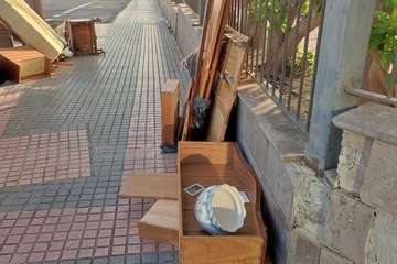 Vertido incontrolado de enseres domésticos a escasos metros de la Basílica de Telde/TA.